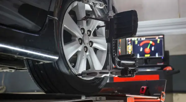 Auto ściąga w lewo? Pomiar geometrii zawieszenia na komputerze pomoże zdiagnozować problem.