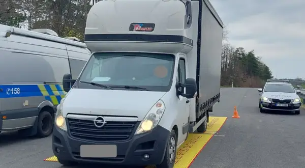 Ciężarówka na żółtej macie kontrolnej, obok radiowóz policji. Kontrola drogowa w Czechach, możliwe mandaty.