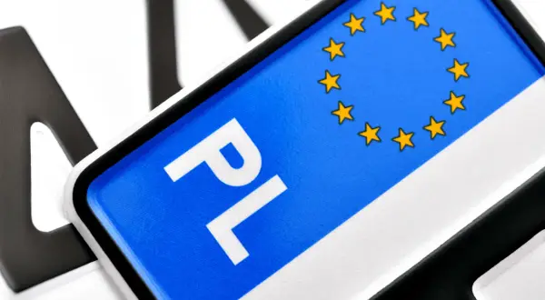 Zbliżenie na polskie tablice rejestracyjne, w tym te używane w leasingu, z symbolem Unii Europejskiej.