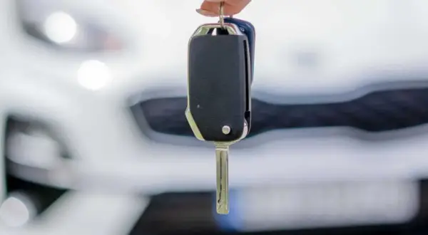 Kluczyki do auta wiszą na palcu. Zastanawiasz się, jak sprzedać auto w leasingu? To prostsze niż myślisz!