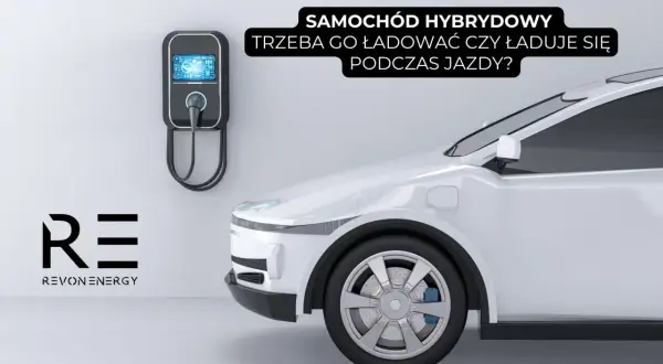 Biały samochód hybrydowy plug-in przy ładowarce ściennej. Czy hybryda plug-in ładuje się podczas jazdy? Logo REVOLUTION ENERGY.