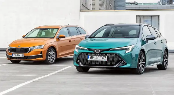 Pomarańczowa Skoda i zielona Toyota, dwa auta, które mogą być najmniej awaryjne auta 5-letnie.