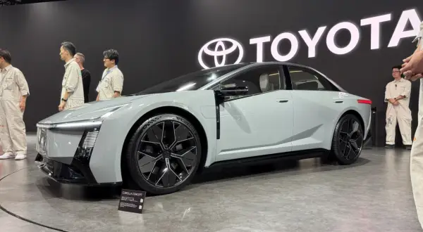 Nowoczesna Toyota Corolla Concept, zapowiedź przyszłych generacji, prezentowana na tle logo Toyota.