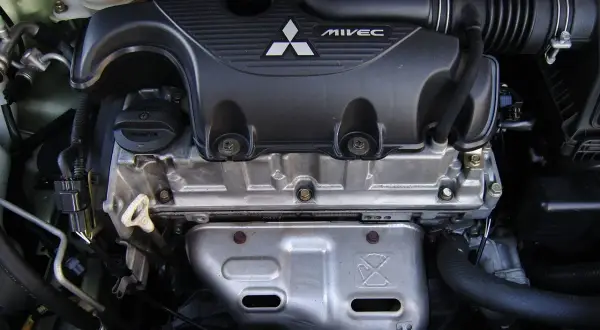 Silnik Mitsubishi Colt 1.3 95KM MIVEC. Jaki olej? Zobacz korek wlewu oleju.