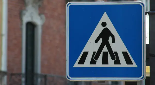 Znak przejścia dla pieszych. Oby nigdy nie doszło do sytuacji, gdy dziewczynka potrącona na pasach będzie musiała być ratowana.