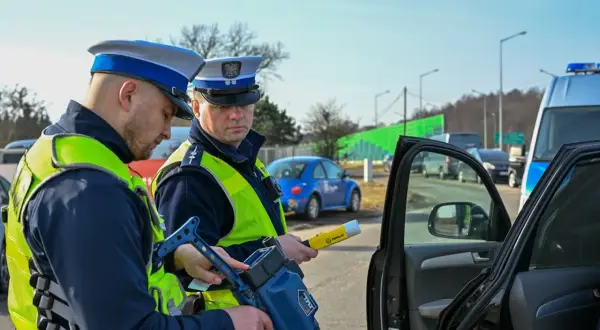 Policjanci z Lubuskiej Policji kontrolują prędkość. Kierowca niebieskiego Volkswagena może się martwić, kiedy zabierają prawo jazdy.