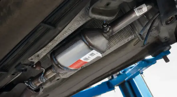 Podwozie auta z widocznym elementem układu wydechowego, który może być DPF. Sprawdź, jak sprawdzić czy auto ma DPF.