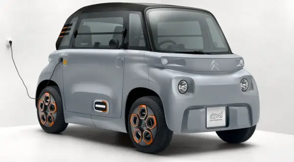 Szary Citroen Ami podłączony do ładowania. Ten elektryczny pojazd miejski oferuje praktyczny zasięg na co dzień.