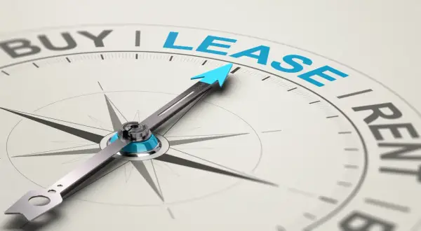 Kompas finansowy wskazuje na "LEASE". Strzałka symbolizuje decyzję o wypowiedzeniu umowy leasingu ze skutkiem natychmiastowym.