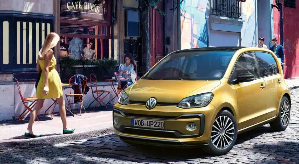 Złoty Volkswagen Up! – idealne pierwsze auto dla dziewczyny. Stylowy, miejski, gotowy na przygody.