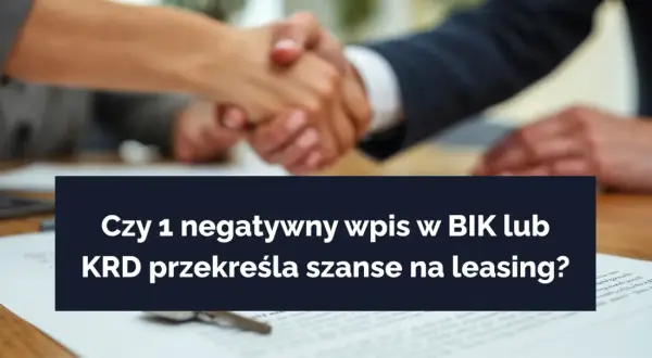 Dwie osoby ściskają sobie dłonie nad dokumentami. Czy leasing jest widoczny w BIK? Pytanie o negatywny wpis w BIK i jego wpływ na leasing.