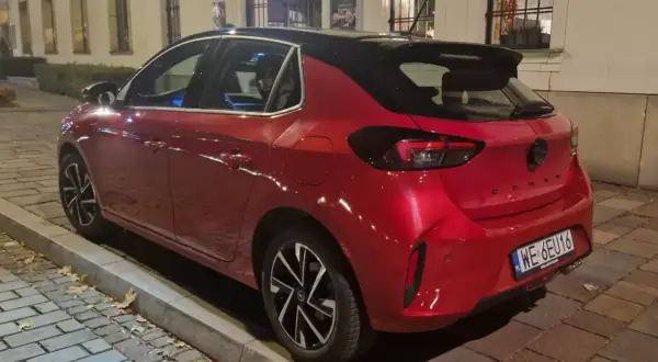 Czerwona Corsa na parkingu. Czy zawieszenie działalności a leasing to dobry pomysł na zakończenie umowy?