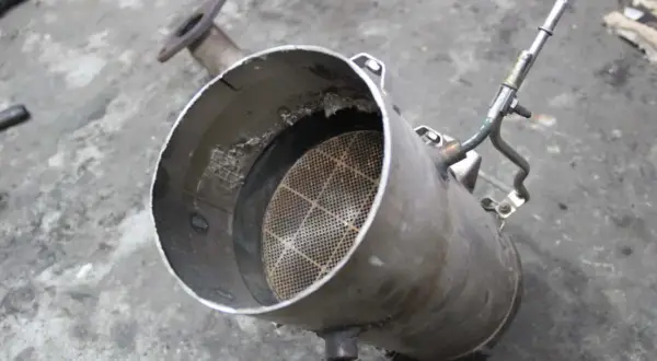 Filtr cząstek stałych, czyli DPF, z widocznym w środku ceramicznym wkładem o strukturze plastra miodu.