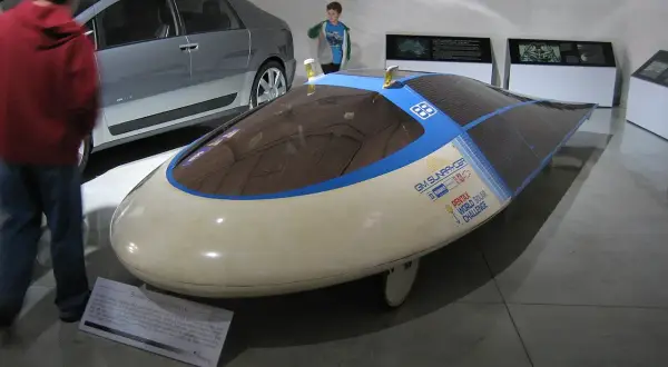 Futurystyczny samochód z panelami słonecznymi, który brał udział w wyzwaniu World Solar Challenge.