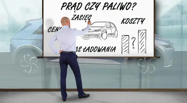 Mężczyzna pisze na tablicy "Prąd czy paliwo?", porównując zasięg, koszty i czas ładowania, co symbolizuje przyszłość samochodów elektrycznych.