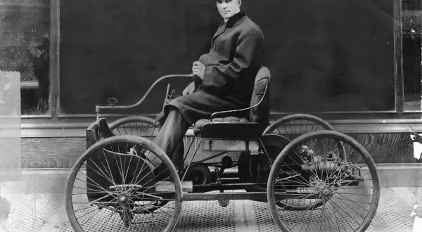 Henry Ford w swoim pierwszym samochodzie, Quadricycle. Początek historii Forda.