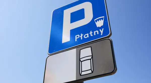 Znak "Płatny" z symbolem parkowania na kopercie. Przepisy dotyczące parkowania na kopercie są jasne: płatny postój.