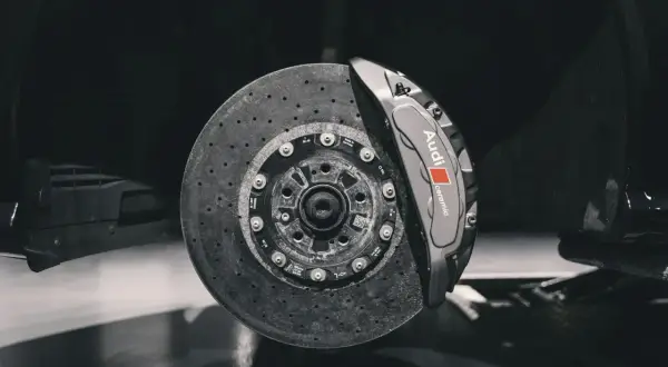 Audi ceramicowe hamulce. Jak zmierzyć tarczę hamulcową? Precyzyjne narzędzia i wiedza to klucz do sukcesu.