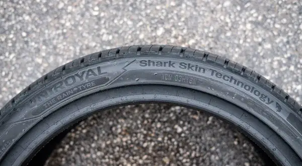 Opona Uniroyal z technologią Shark Skin, idealna na deszczowe dni. To oznaczenie opon letnich gwarantuje przyczepność.