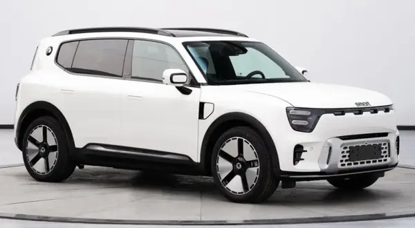 Biały, elektryczny SUV segmentu D z czarnymi akcentami i futurystycznymi felgami.