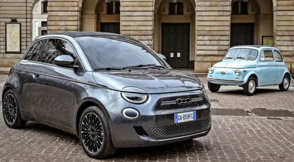 Nowy Fiat 500 obok klasycznego modelu. Czy to najtańszy elektryk?