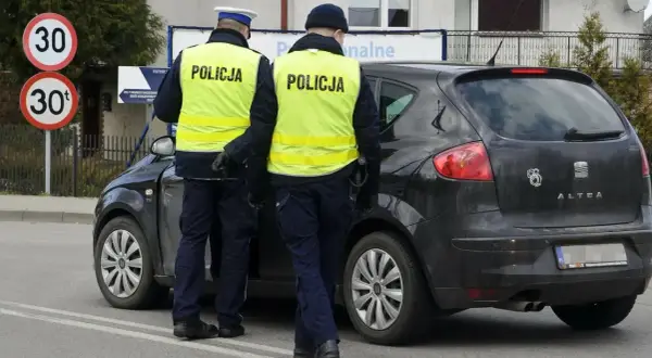 Policjanci zatrzymali kierowcę. Znak ograniczenia prędkości 30 km/h sugeruje, że mógł on przekroczyć dozwoloną prędkość, co grozi najwyższy mandat w Polsce.