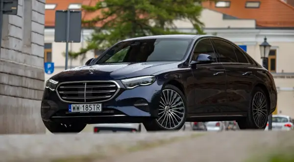 Ciemnogranatowy chiński Mercedes S-klasy z polskimi tablicami rejestracyjnymi WW 185TR stoi na ulicy.