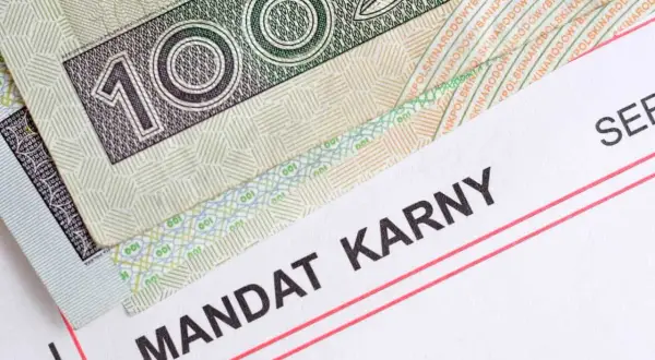 Złotówki i dokument "MANDAT KARNY" sugerują, że to mandat z zagranicy, który trzeba opłacić.