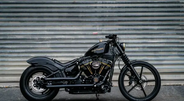 Czarny motocykl Harley-Davidson. Rozważasz motocykl w leasingu? Sprawdź koszty i możliwości.