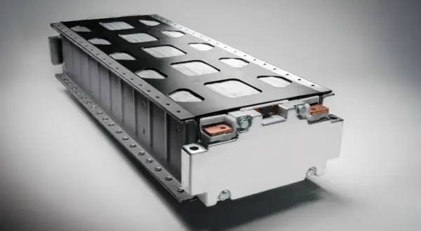 Prototyp baterii ze stałym elektrolitem, z metalową obudową i czarną, perforowaną pokrywą.