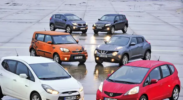 Kolekcja aut azjatyckich marek: pomarańczowy Kia Soul, biały Hyundai, czerwony Honda Jazz, szary Nissan Juke i dwa SUV-y Kia Sportage oraz Toyota RAV4.