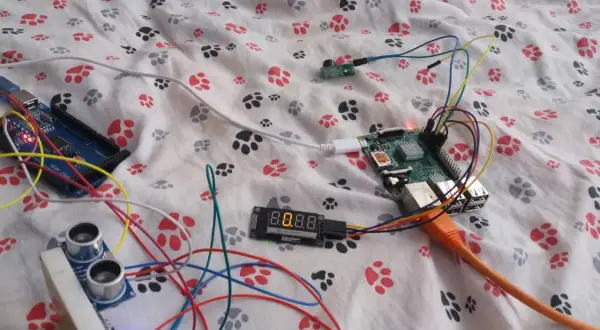 Układ do prototypowania czujników parkowania: Raspberry Pi, Arduino, moduł ultradźwiękowy i wyświetlacz LED.