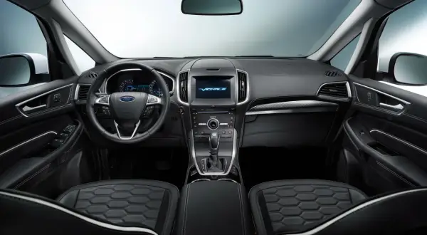 Nowoczesne ford s max wnętrze z czarną tapicerką i ekranem multimedialnym.