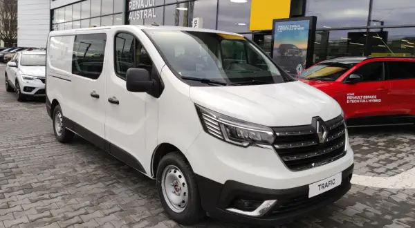Biały bus Renault Trafic, idealny do transportu. Szukasz najlepsze busy? Ten model to świetny wybór dla Twojej firmy.