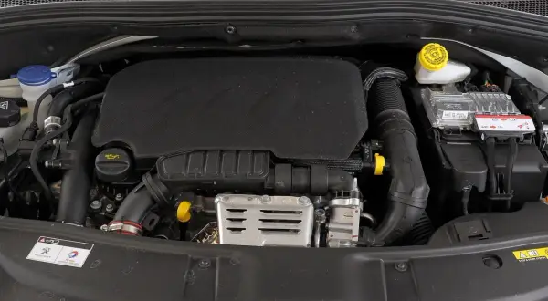 Silnik benzynowy Peugeot 2008 z widocznymi elementami i przewodami.