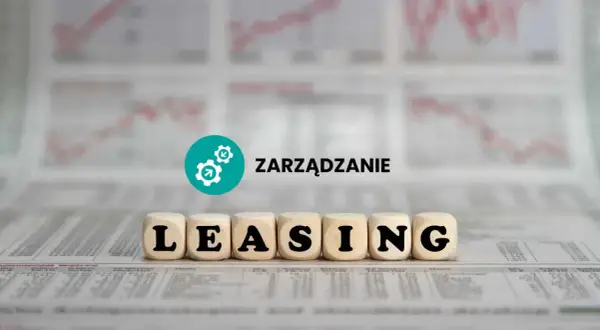 Drewniane kostki z literami tworzą napis LEASING. Obok symbol zarządzania i wykresy. To obrazuje leasing pracowniczy.