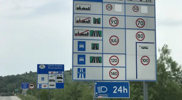 Znaki drogowe informują o opłatach i maksymalnej prędkości na drodze ekspresowej: 50, 70, 80, 90, 100, 120, 140 km/h.