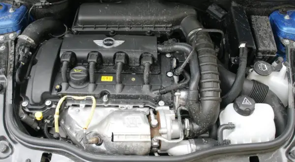 Silnik 1.6 VTi w Mini. Widoczne elementy układu dolotowego i osprzętu. Czy to wada fabryczna?