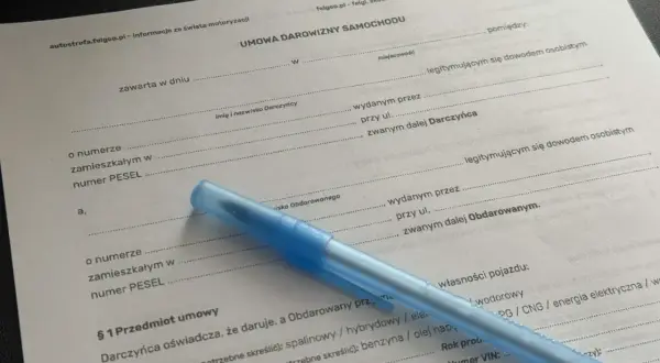 Umowa darowizny samochodu na żonę. Dokument zawiera dane darczyńcy i obdarowanego, a także szczegóły pojazdu.