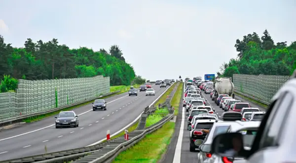 Długi korek na autostradzie. Samochody stoją w miejscu, a jazda pod prąd jest niemożliwa.