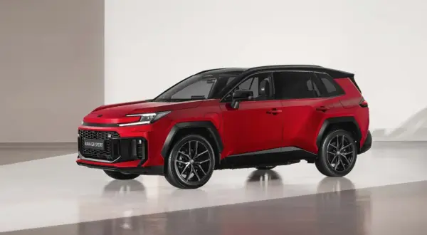 Nowe modele Toyoty: czerwony RAV4 GR SPORT z czarnym dachem i felgami, prezentujący sportowy charakter.