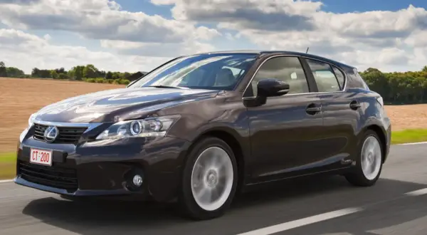 Ciemnobrązowy Lexus CT 200h w ruchu drogowym. Szukasz auta, która hybryda pali najmniej? Ten model to świetny wybór.