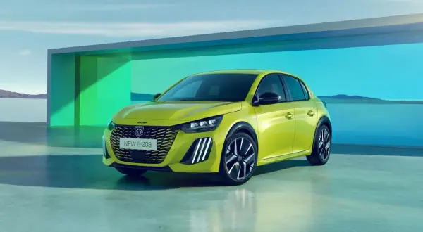 Nowy, jaskrawozielony peugeot elektryczny e-208 stoi na tle futurystycznej architektury i spokojnego krajobrazu.