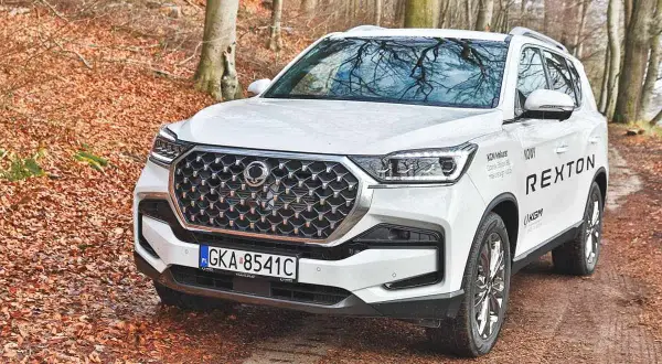 Biały SsangYong Rexton, suv z reduktorem, gotowy na leśne wyzwania.