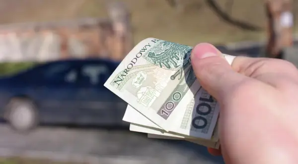 Gotówka na kupno auta za gotówkę. Czy urząd skarbowy będzie miał z tym problem? Zbliżenie na polskie banknoty 100 zł.