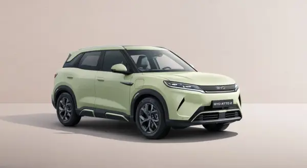 Jasnozielony suv elektryczny 4x4 BYD ATTO 2 prezentuje się nowocześnie.