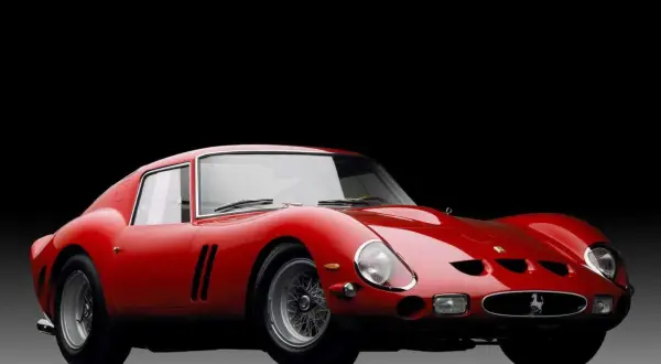 Klasyczny czerwony Ferrari 250 GTO, ikona włoskich marek samochodów, błyszczy na czarnym tle.