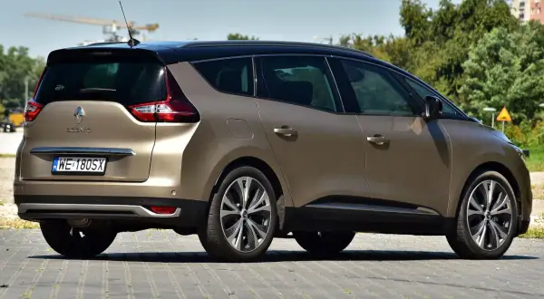 Złoty, dwukolorowy Renault Scenic, idealny na rodzinne wycieczki. Duże samochody rodzinne to komfort i przestrzeń dla każdego.