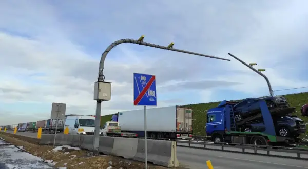 Korek na A1, znak końca odcinka pomiaru prędkości. Kierowcy zastanawiają się, jaka predkosc na A1 jest dozwolona.