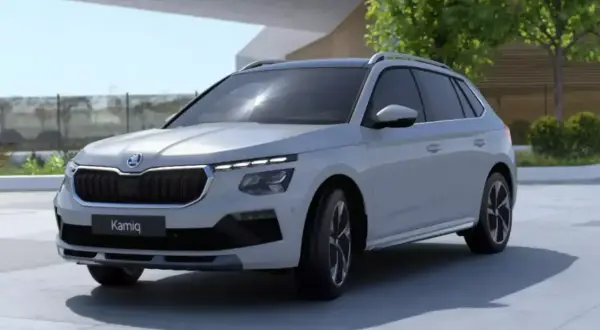 Jasnoszary SUV Skoda Kamiq z fabrycznym LPG prezentuje się nowocześnie na tle architektury i zieleni.